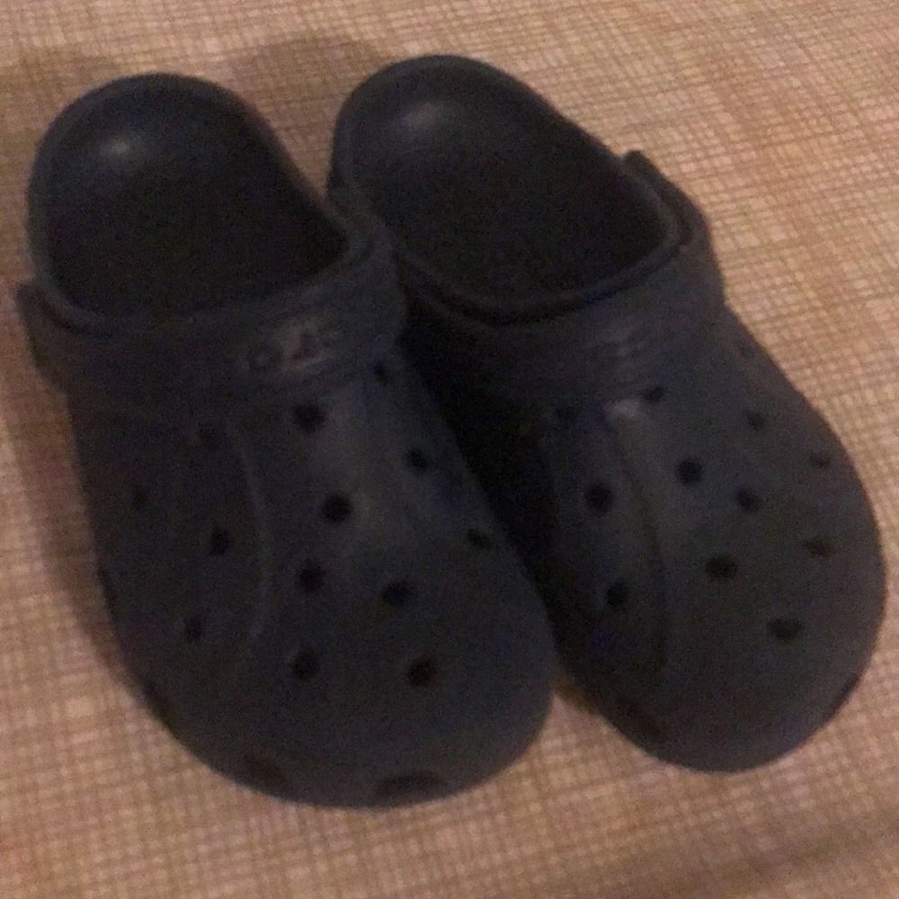 Crocs (blue)